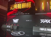 LPL现场主持松琪登场：黑色套装彰显高级感与专业